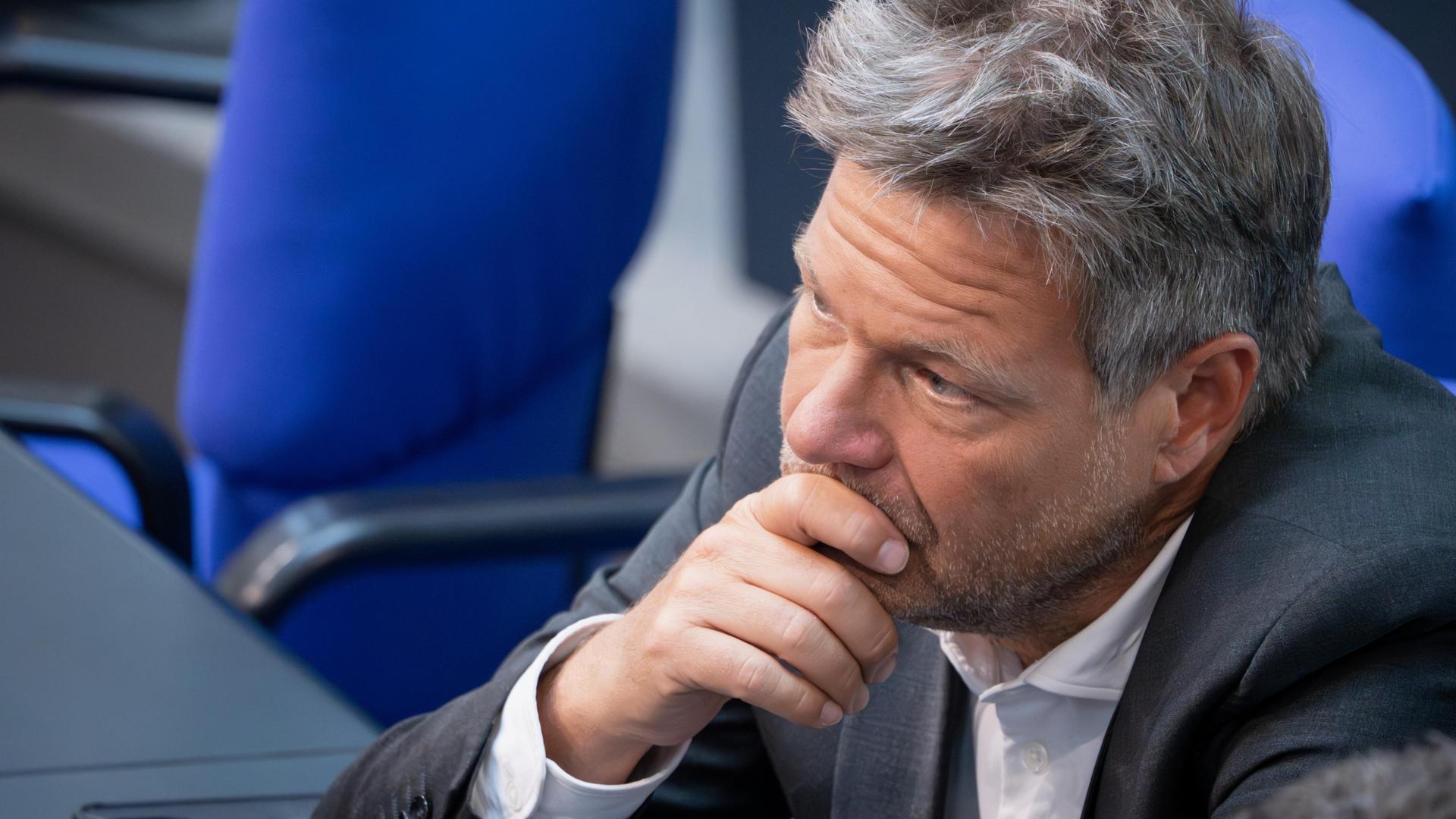 Wirtschafts- und Klimaminister Robert Habeck (Grüne) bei der 105. Sitzung des Deutschen Bundestages in Berlin. Wirtschafts- und Klimaminister Robert Habeck (Grüne) bei der 105. Sitzung des Deutschen Bundestages in Berlin.