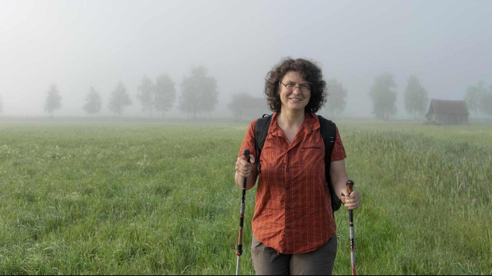 Die Langstreckenwanderin Christine Thürmer steht auf einer Wiese und blickt in die Kamera. Die Langstreckenwanderin Christine Thürmer steht auf einer Wiese und blickt in die Kamera.