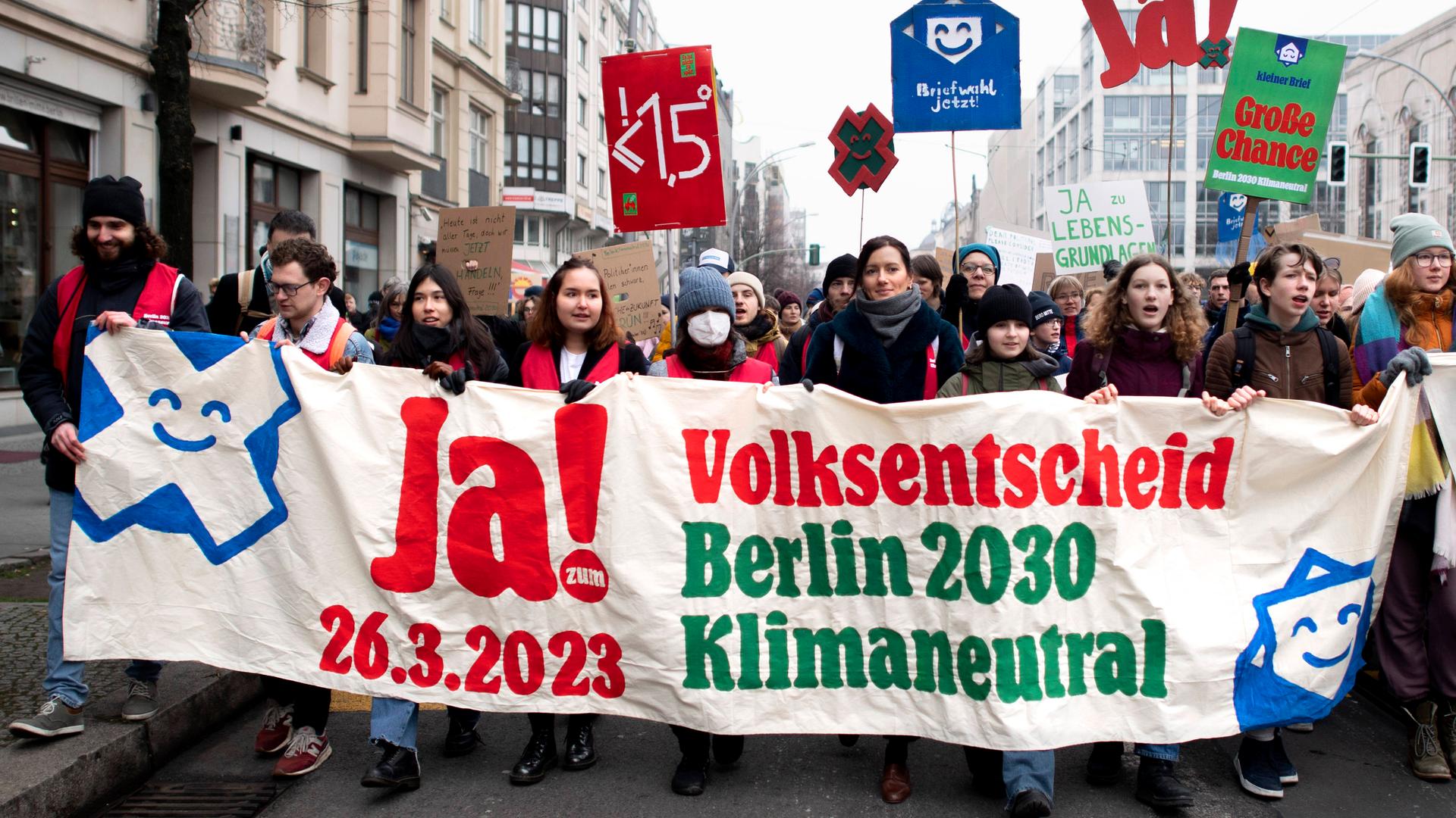Umweltaktivistinnen und -aktivisten demonstrieren in Berlin für mehr Klimaschutz. Auf einem Transparent fordern sie die Bevölkerung auf, beim Volksentscheid "Berlin 2030 klimaneutral" für "Ja" zu stimmen. Umweltaktivistinnen und -aktivisten demonstrieren in Berlin für mehr Klimaschutz. Auf einem Transparent fordern sie die Bevölkerung auf, beim Volksentscheid "Berlin 2030 klimaneutral" für "Ja" zu stimmen.