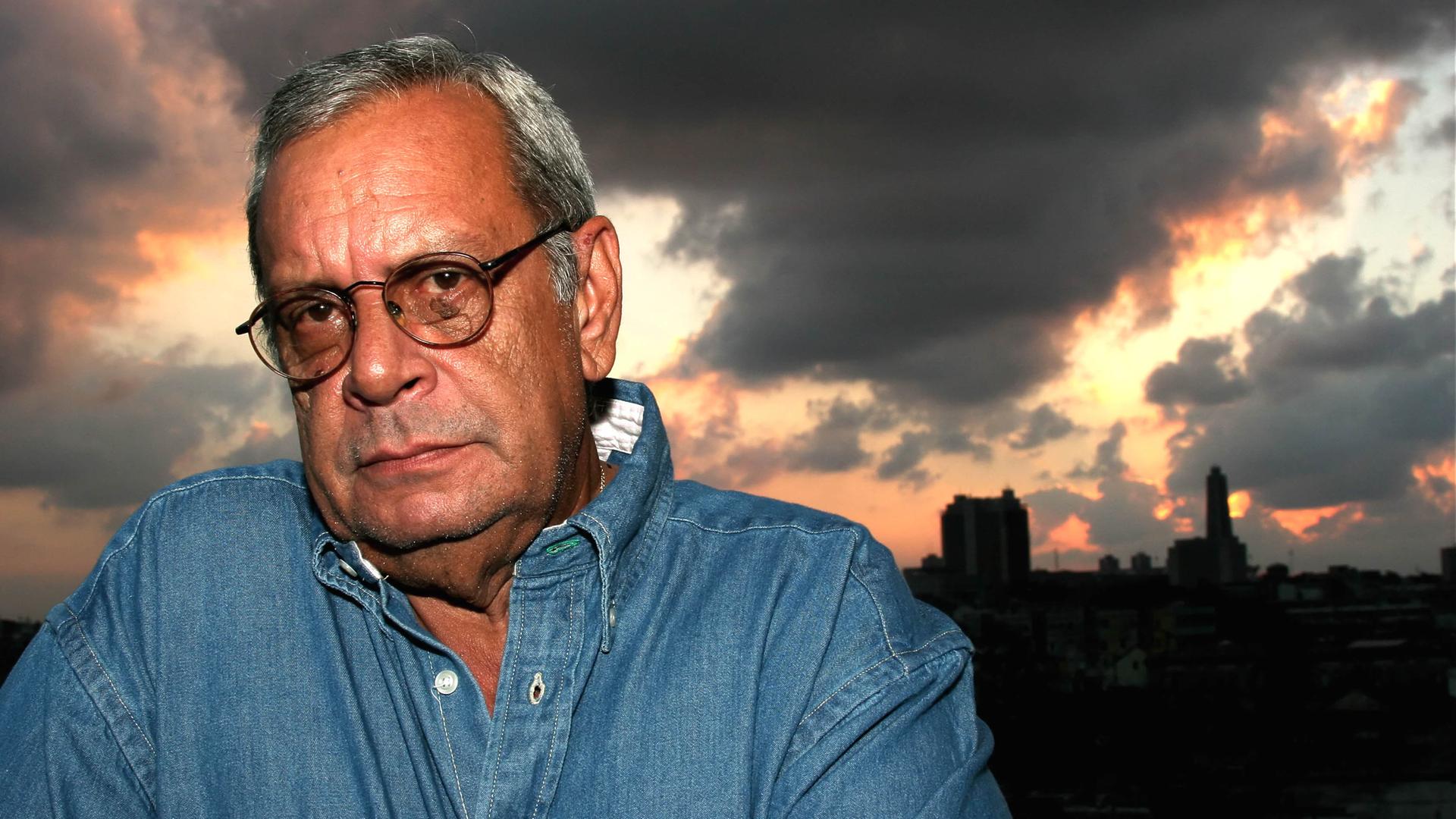 Der kubanische Dichter, Journalist und Dissident Raúl Rivero 2004 in Havanna | Bildquelle: Deutschlandfunk © picture alliance / Jose Goitia | Bilder sind in der Regel urheberrechtlich geschützt