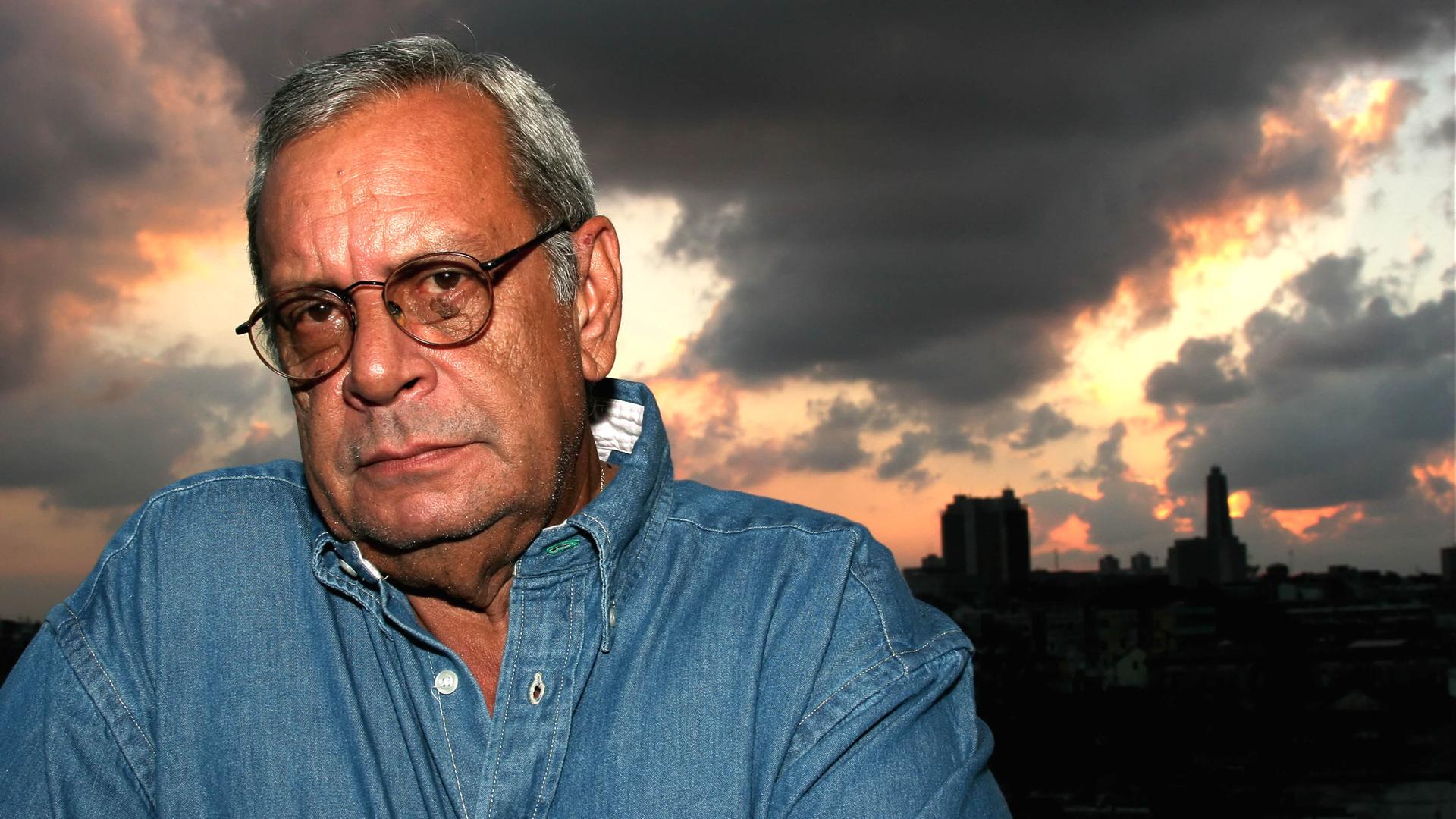 Der kubanische Dichter, Journalist und Dissident Raul Rivero während eines Interviews im November 2004 in Havanna Der kubanische Dichter, Journalist und Dissident Raul Rivero während eines Interviews im November 2004 in Havanna
