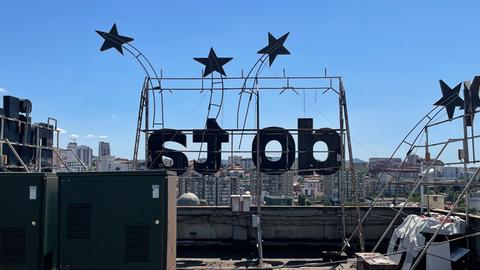 Blick vom Dach des Grand Hotels Pristina, Hauptspielort der Manifesta, ein Schriftzug und viele Sterne sind auf dem Dach angebracht. 