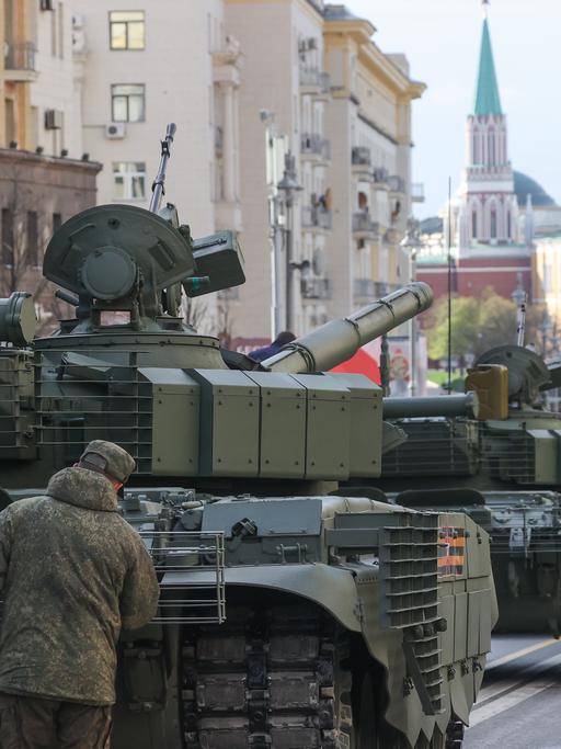 Panzer auf dem Weg zur Parade am 9. Mai 2022 in Moskau.