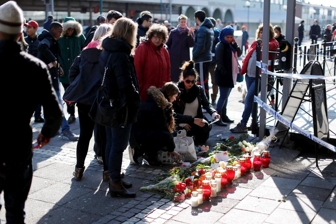 Menschen legen Bilder nieder nach einer Schießerei in einem Restaurant in Göteborg 