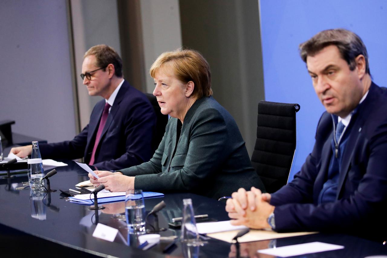 Bundeskanzlerin Angela Merkel, Berlins Regierender Bürgermeister Michael Müller und der CSU-Vorsitzende Markus Söder geben eine Pressekonferenz im Bundeskanzleramt zu den Ergebnissen der Bund-Länder-Beratungen. Bundeskanzlerin Angela Merkel, Berlins Regierender Bürgermeister Michael Müller und der CSU-Vorsitzende Markus Söder geben eine Pressekonferenz im Bundeskanzleramt zu den Ergebnissen der Bund-Länder-Beratungen.