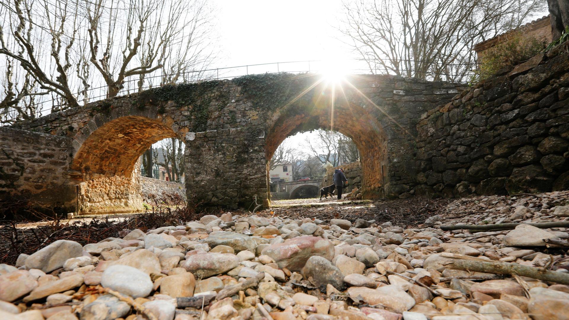 Das Foto zeigt einen ausgetrockneten Fluss in Südfrankreich Das Foto zeigt einen ausgetrockneten Fluss in Südfrankreich
