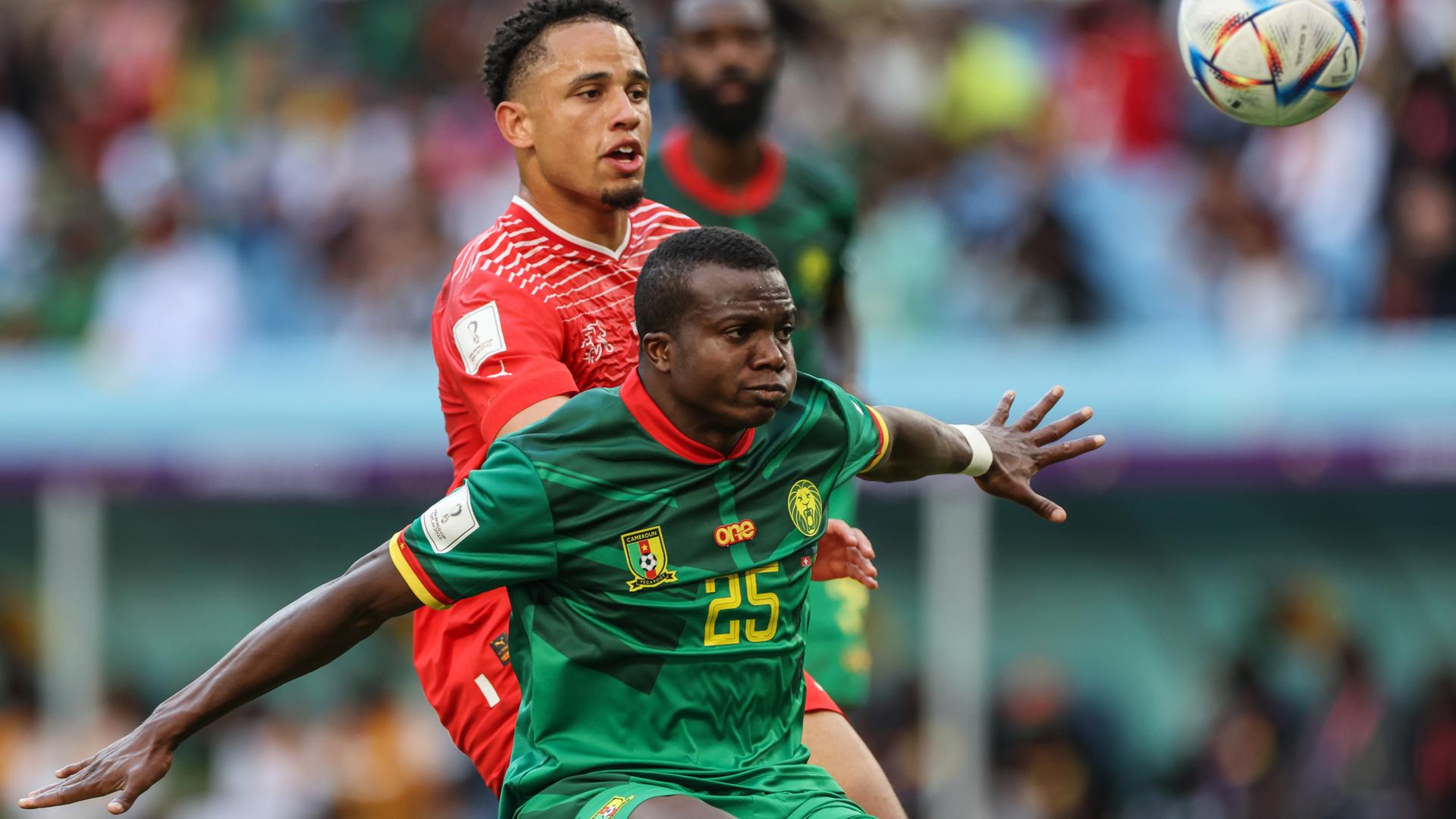 Katar, Al-Wakra: Fußball: WM: Noah Okafor aus der Schweiz und Kameruns Tolo Nouhou im Zweikampf.