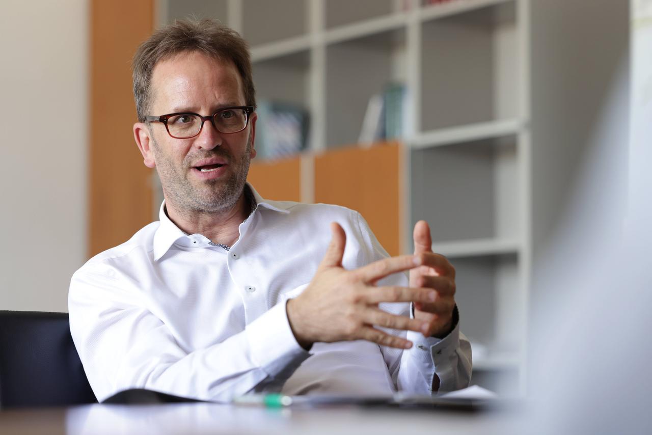 Klaus Müller, Präsident der Bundesnetzagentur, gestikuliert während eines Gesprächs