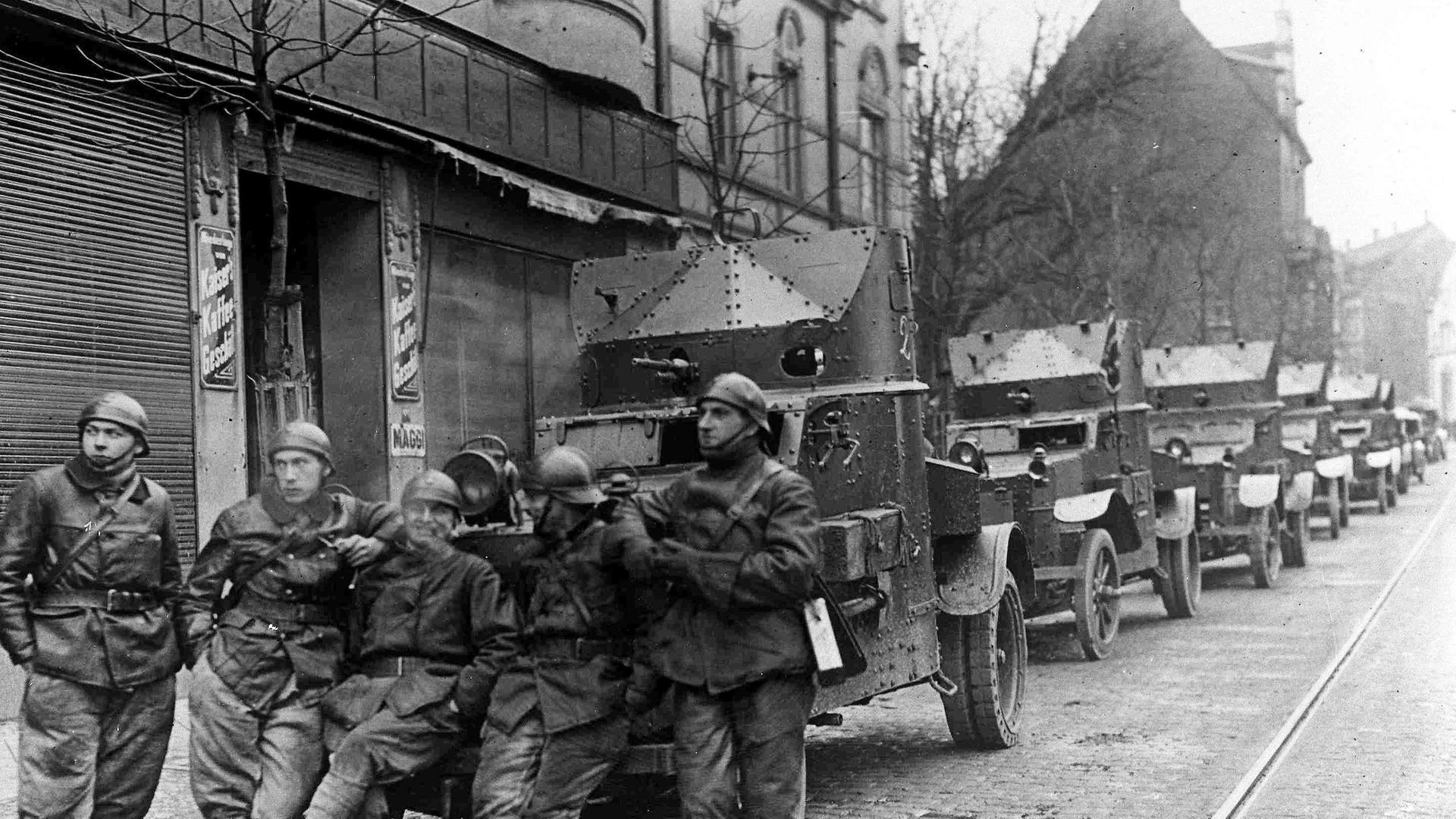 Französische Soldaten vor bewaffneten Fahrzeugen in Essen Französische Soldaten vor bewaffneten Fahrzeugen in Essen