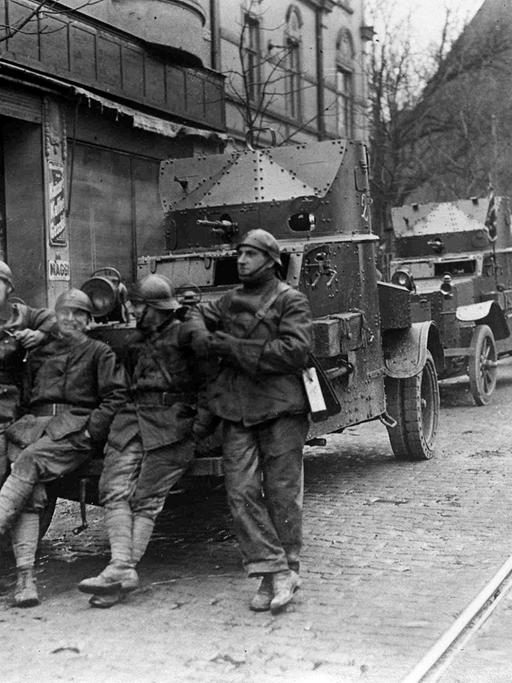 Französische Soldaten vor bewaffneten Fahrzeugen in Essen 