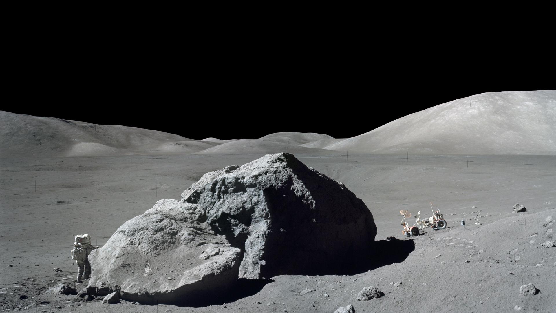 Kleiner Astronaut neben großem Fels: Der Geologe Harrison Schmitt sammelt während der Apollo-17-Mission Mondgestein. (NASA)