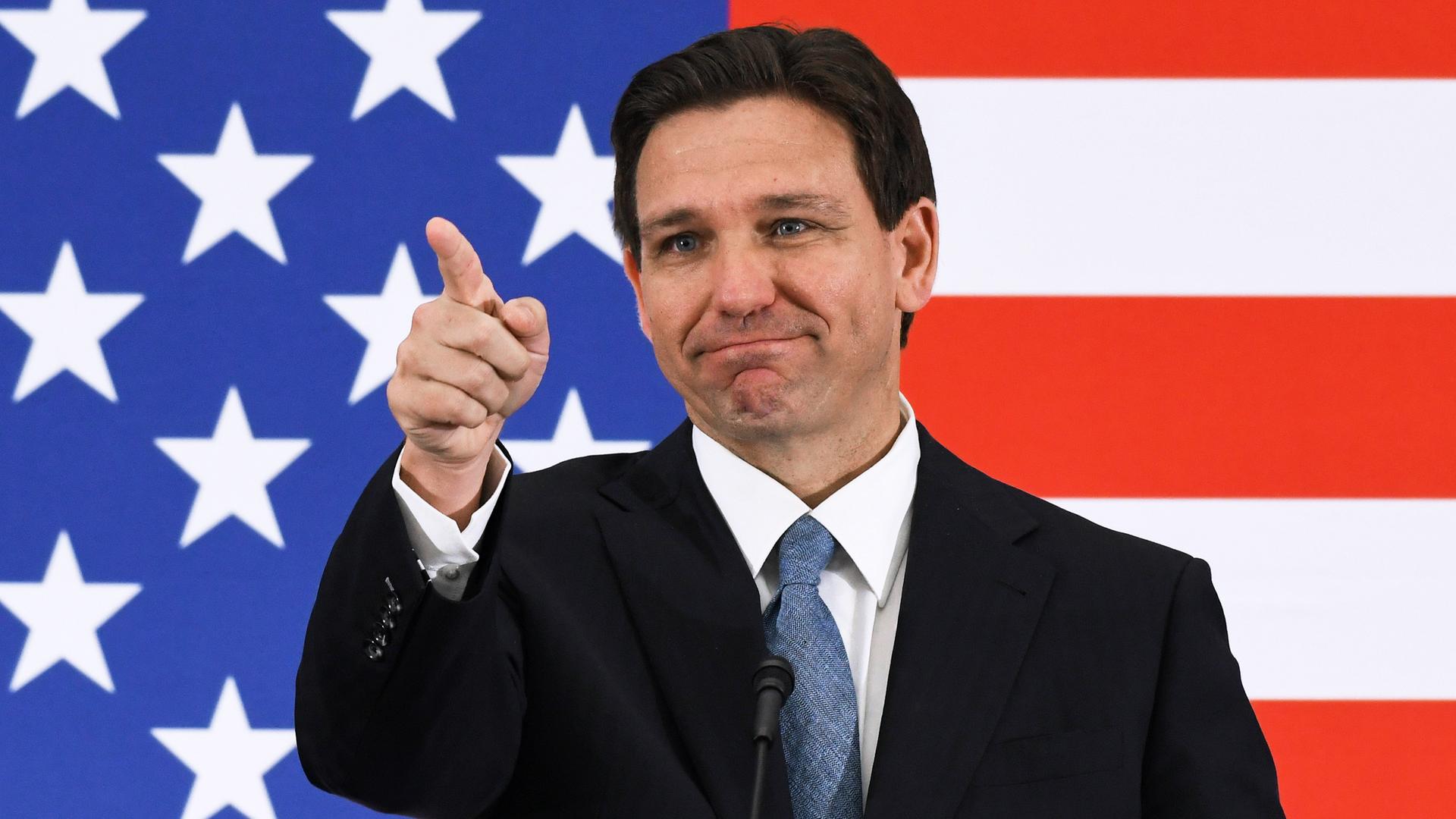 Der Gouverneur Floridas, Ron DeSantis, vor einer US-amerikanischen Flagge