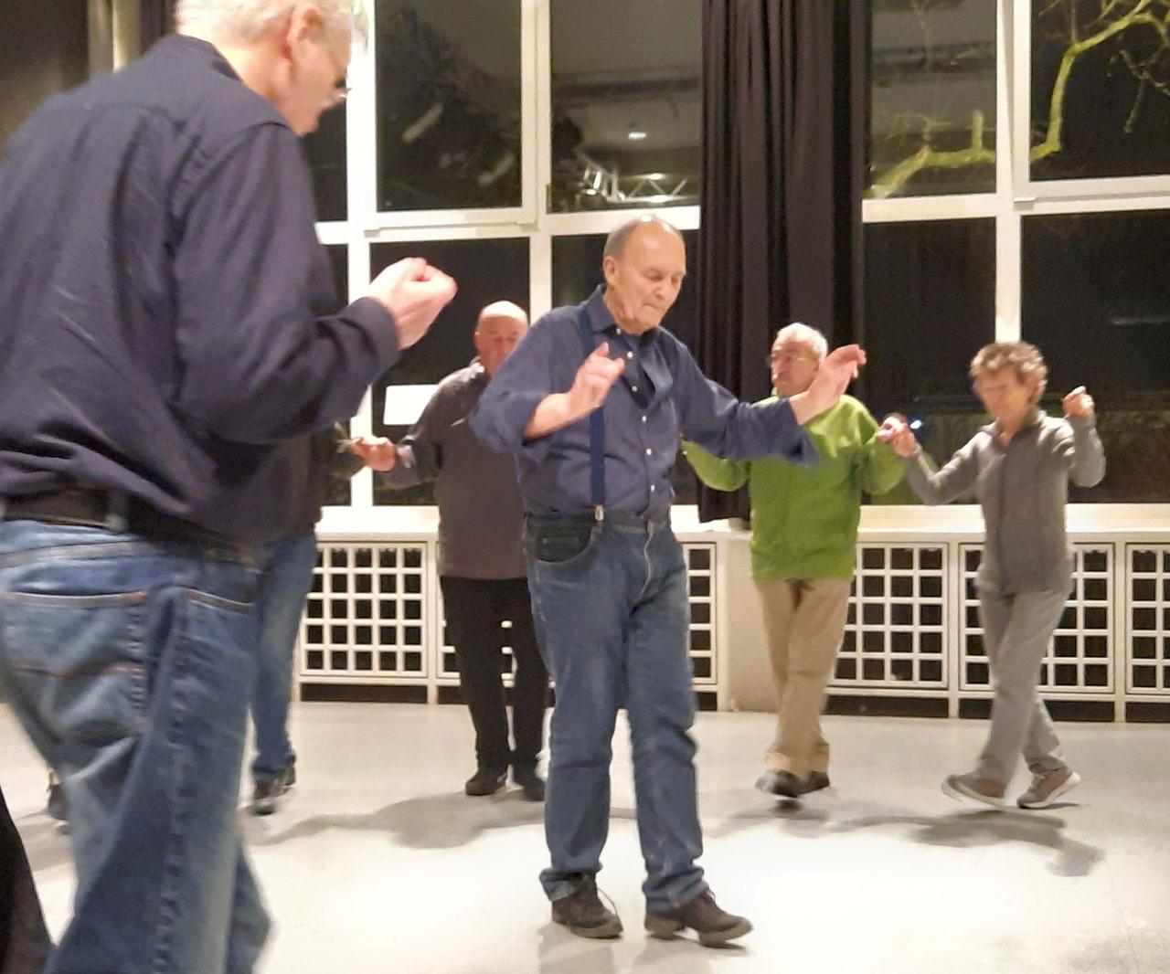 Hans Kesch mit Balkantänzern im Statthaus in Berlin-Kreuzberg Hans Kesch mit Balkantänzern im Statthaus in Berlin-Kreuzberg