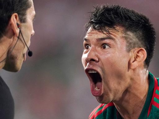 Der mexikanische Stürmer Hirving Lozano im Streit mit einem Schiedsrichter bei einem Fußballturnier am 24.09.2022 in Padasena, Kalifornien