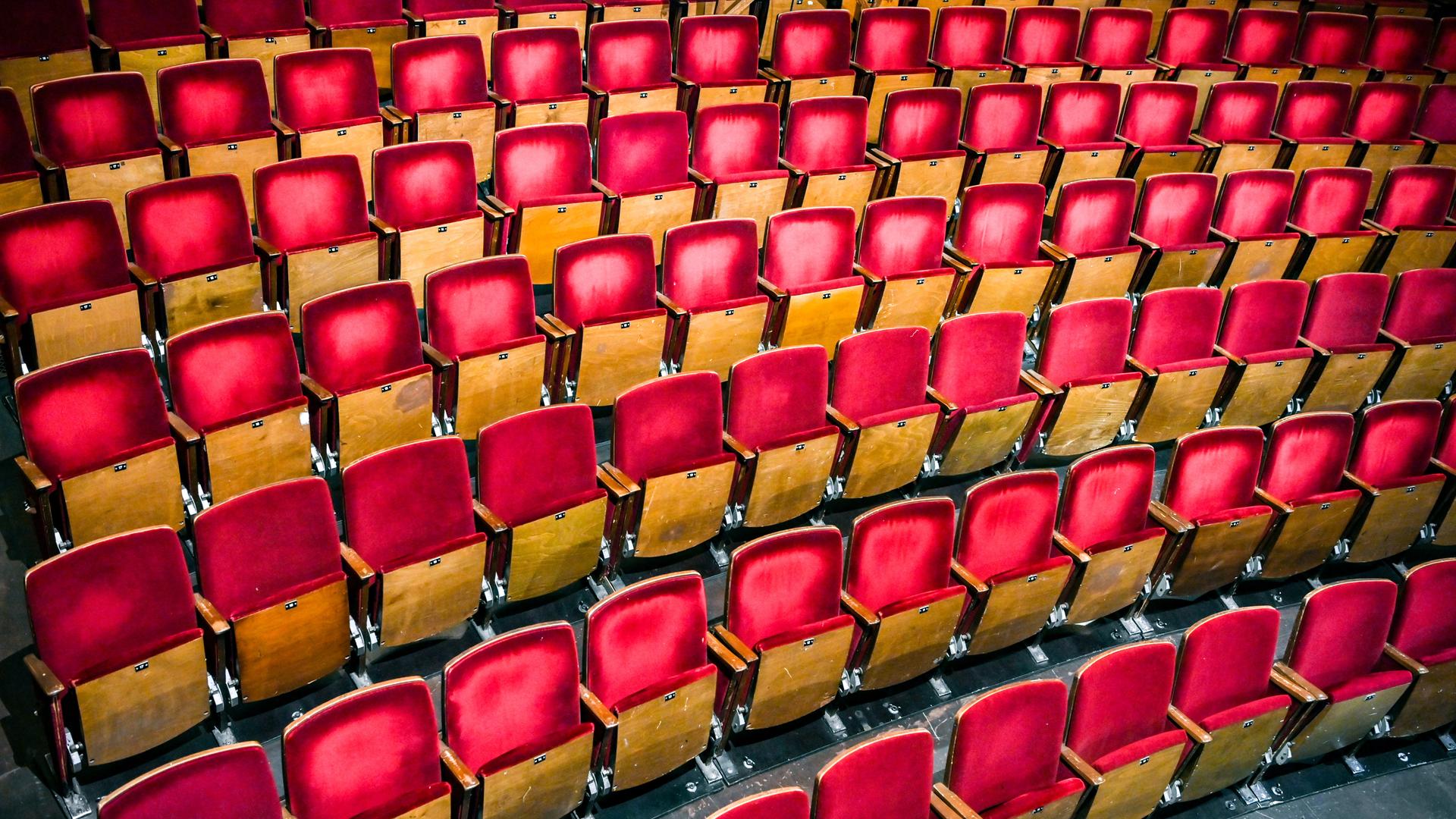 Blick in den leeren Zuschauersaal des Theaters "Berliner Ensemble" (BE). Die Berliner Theater sind seit mehr als einem halben Jahr coronabedingt geschlossen. Blick in den leeren Zuschauersaal des Theaters "Berliner Ensemble" (BE). Die Berliner Theater sind seit mehr als einem halben Jahr coronabedingt geschlossen.