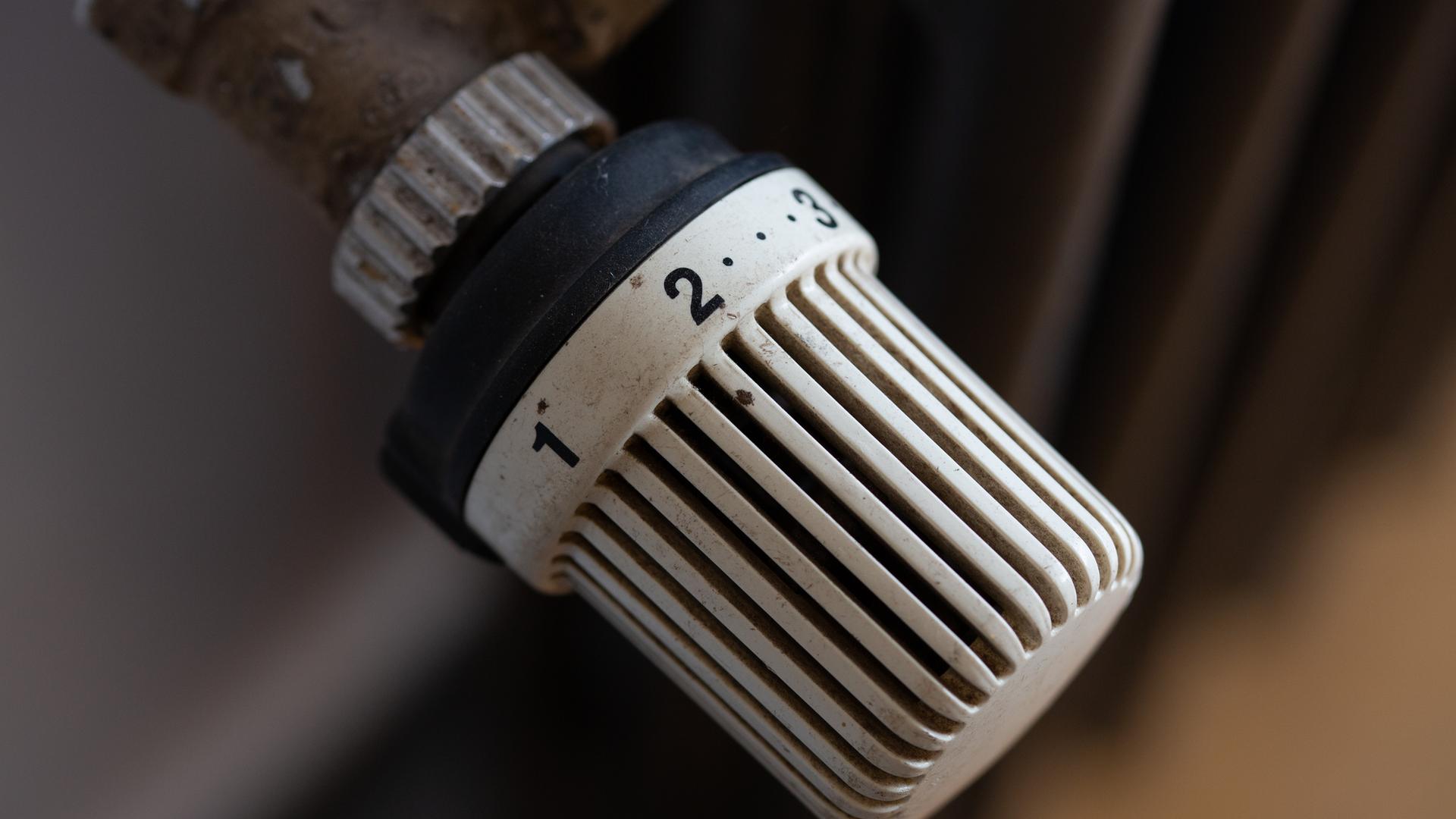 Der Thermostat einer alter Heizung in einem Gebäude. Der Thermostat einer alter Heizung in einem Gebäude.