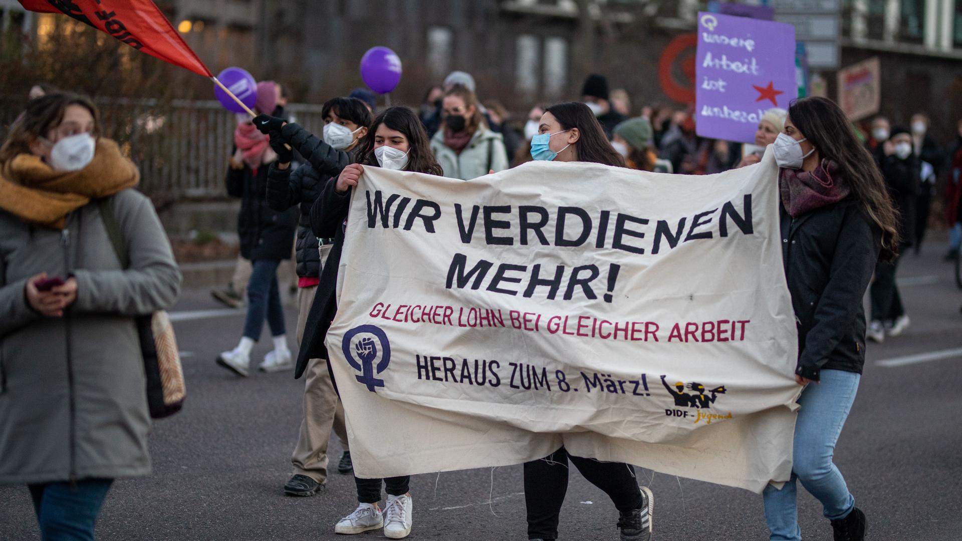 Teilnehmerinnen einer Demo am Internationalen Frauentag fordern eine gleichberechtigte Bezahlung. Internationaler Frauentag, Demo, Stuttgart, 08.03.2022 Teilnehmerinnen einer Demo am Internationalen Frauentag fordern eine gleichberechtigte Bezahlung. Internationaler Frauentag, Demo, Stuttgart, 08.03.2022