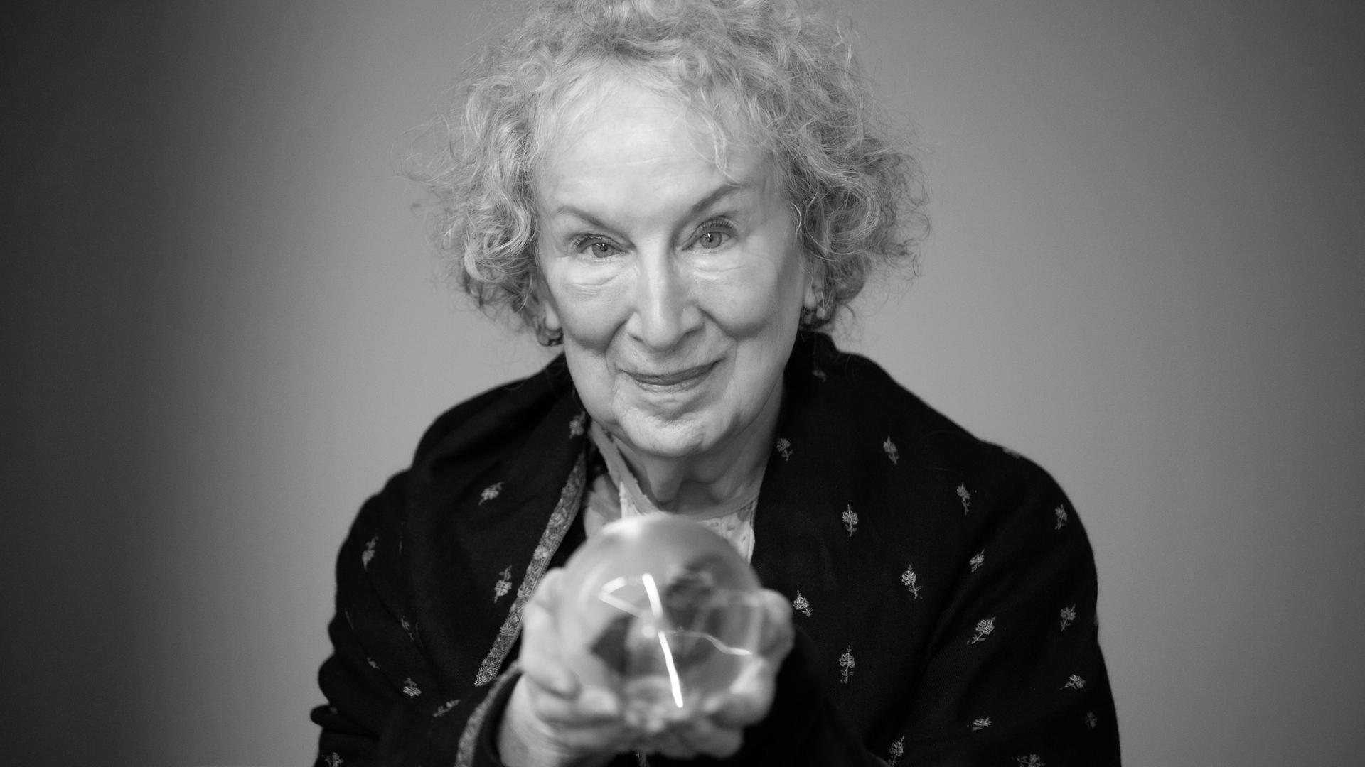 Porträt der kanadischen Schriftstellerin Margaret Atwood mit einer Glaskugel in der Hand, 2021. Porträt der kanadischen Schriftstellerin Margaret Atwood mit einer Glaskugel in der Hand, 2021.
