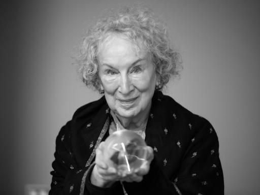 Porträt der kanadischen Schriftstellerin Margaret Atwood mit einer Glaskugel in der Hand, 2021.