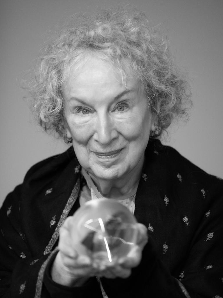 Porträt der kanadischen Schriftstellerin Margaret Atwood mit einer Glaskugel in der Hand, 2021.