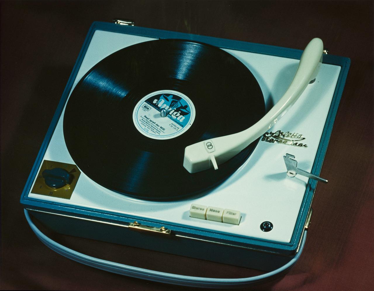 Tontechnik aus der DDR: Soletta Plattenspieler, auf dem eine Amiga-Platte liegt, aufgenommen 1964.