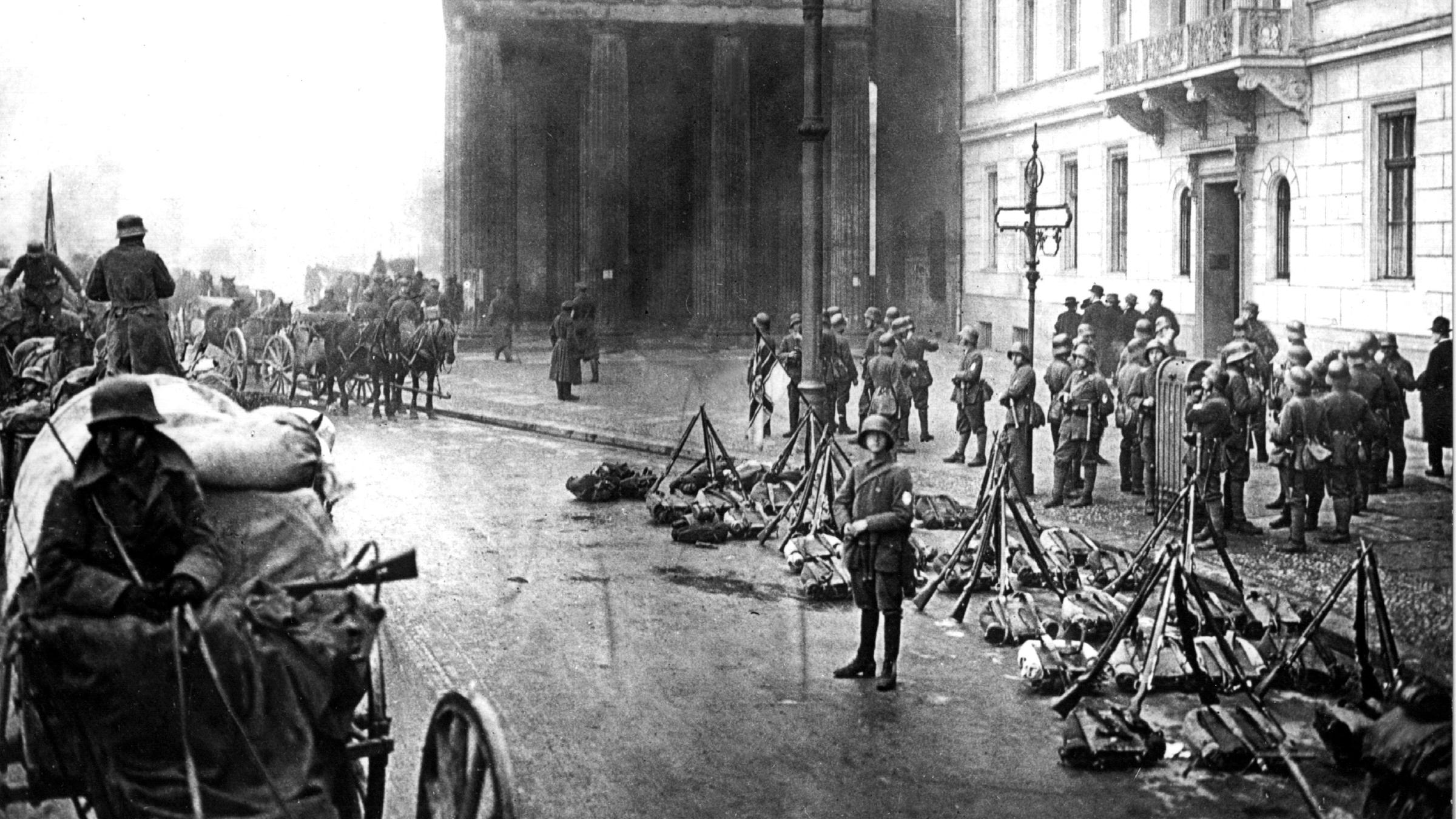 Putschisten am Brandenburger Tor am 13. März 1920. Der Kapp-Putsch war ein vom 13. bis 17. März 1920 dauernder, rechtsradikaler Umsturzversuch unter Wolfgang Kapp und General W. Freiherr von Lüttwitz. Es war der erste Anschlag auf die junge deutsche Demokratie. Putschisten am Brandenburger Tor am 13. März 1920. Der Kapp-Putsch war ein vom 13. bis 17. März 1920 dauernder, rechtsradikaler Umsturzversuch unter Wolfgang Kapp und General W. Freiherr von Lüttwitz. Es war der erste Anschlag auf die junge deutsche Demokratie.