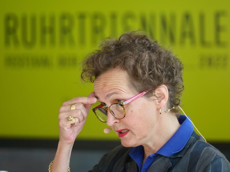 Intendantin Barbara Frey spricht auf der Auftakt-Pressekonferenz der Ruhrtriennale.