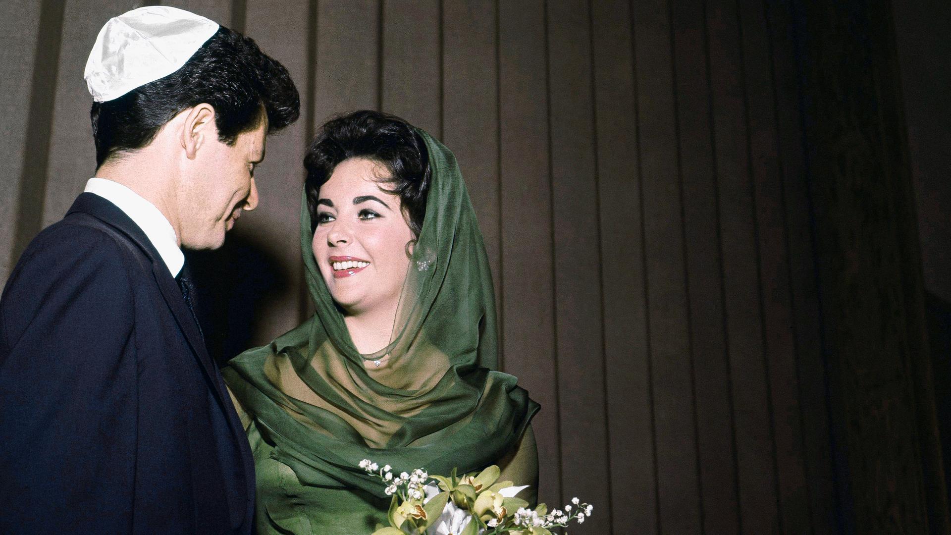 Eddie Fisher und Elizabeth Taylor bei ihrer Hochzeit Eddie Fisher und Elizabeth Taylor bei ihrer Hochzeit
