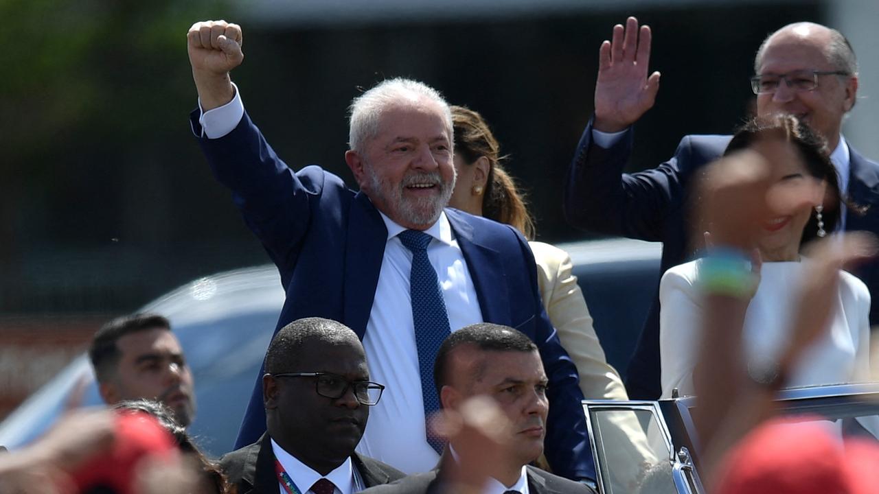 Das Foto zeigt Lula da Silva, er reckt die Faust in die Höhe. Das Foto zeigt Lula da Silva, er reckt die Faust in die Höhe.