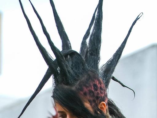 Die stachelige Frisur einer Punkerin.