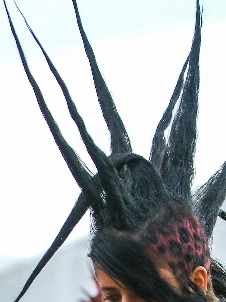 Die stachelige Frisur einer Punkerin.