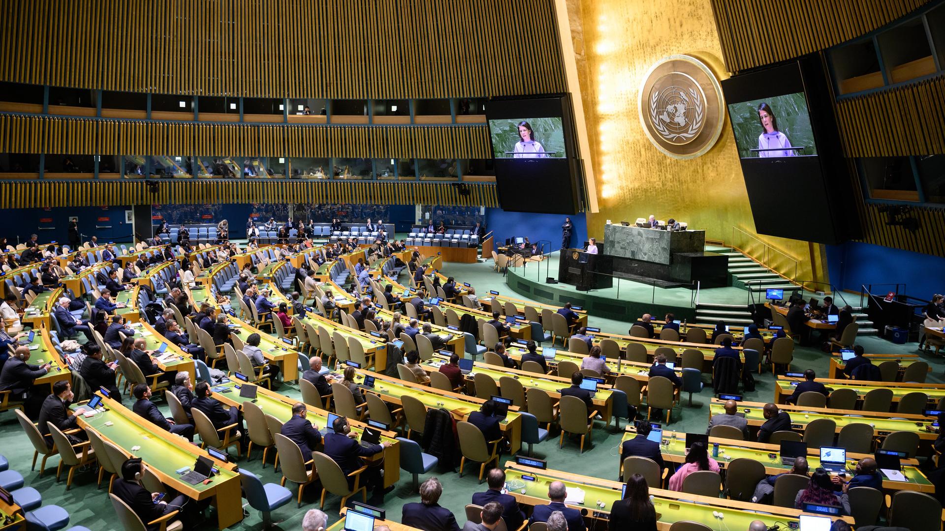 Annalena Baerbock (Bündnis 90/Die Grünen), Außenministerin, spricht bei der Notsondertagung der Generalversammlung der Vereinten Nationen. Rund um den Jahrestag des Beginns des russischen Überfalls auf die Ukraine treffen sich die UN-Vollversammlung und der UN-Sicherheitsrat zu Sondersitzungen im UN-Hauptquartier in New York. Annalena Baerbock (Bündnis 90/Die Grünen), Außenministerin, spricht bei der Notsondertagung der Generalversammlung der Vereinten Nationen. Rund um den Jahrestag des Beginns des russischen Überfalls auf die Ukraine treffen sich die UN-Vollversammlung und der UN-Sicherheitsrat zu Sondersitzungen im UN-Hauptquartier in New York.