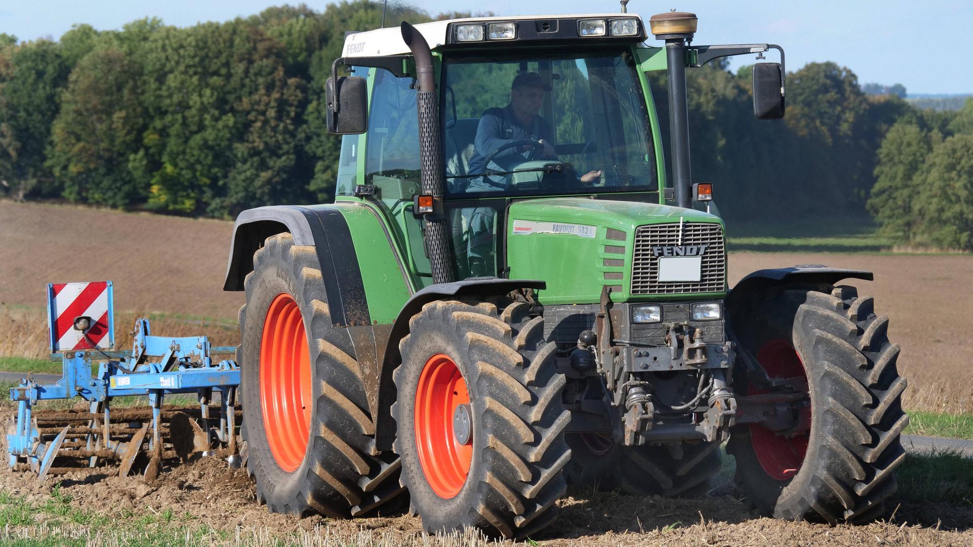 Auf einem Acker in Niedersachsen bestellt ein Landwirt mit seinem Traktor das Feld. Auf einem Acker in Niedersachsen bestellt ein Landwirt mit seinem Traktor das Feld.