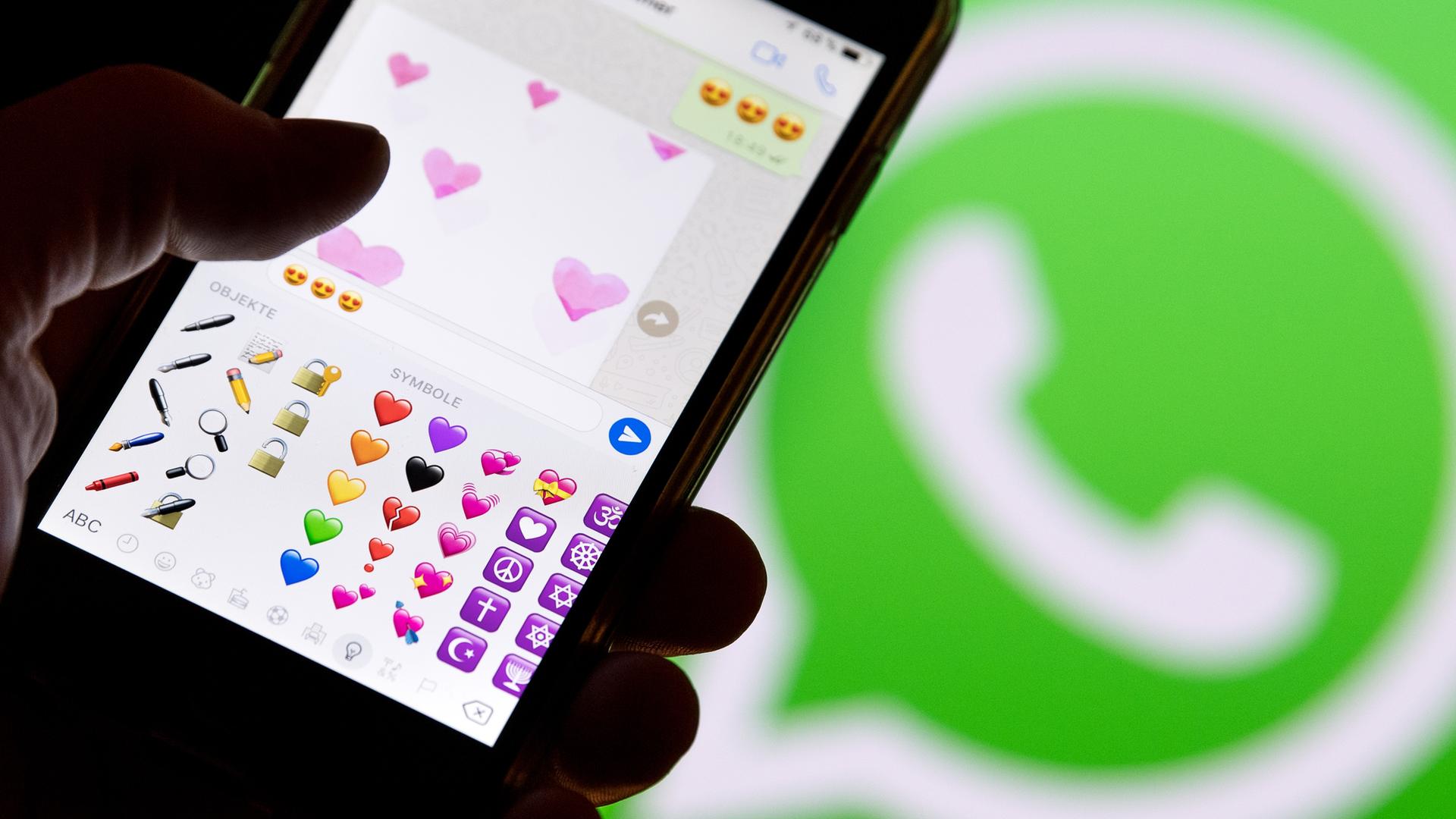 Ein Smartphone mit Emojis aus WhatsApp Ein Smartphone mit Emojis aus WhatsApp