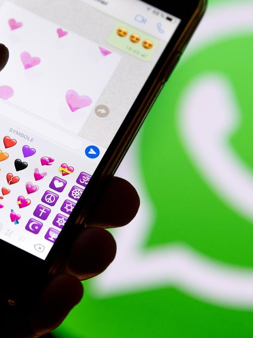 Ein Smartphone mit Emojis aus WhatsApp 