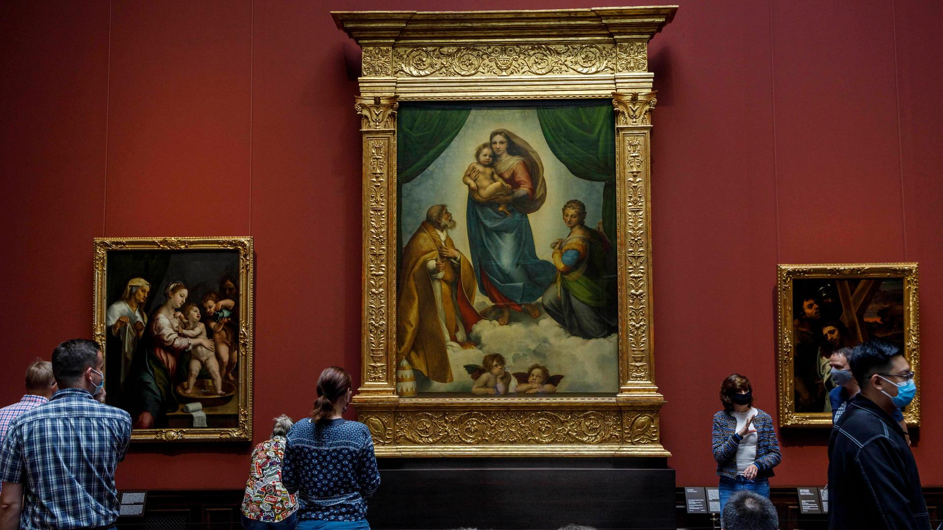 Besucher stehen in der Gemäldegalerie Alte Meister vor dem Gemälde "Sixtinische Madonna" von Raffael.