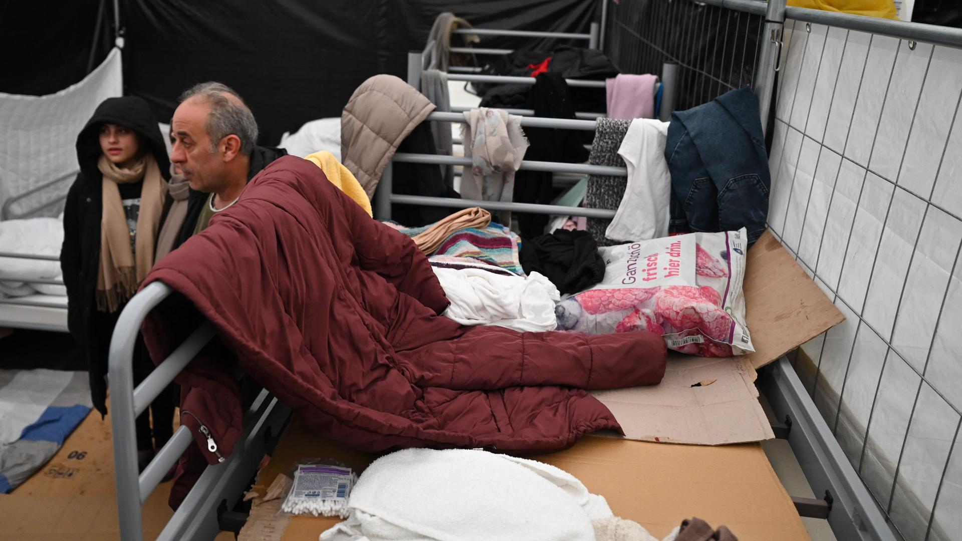 Eine aus dem Irak geflüchtete Familie steht in einem der Zelte der Flüchtlingsunterkunft in ihrer Wohnparzelle in Bensheim. 