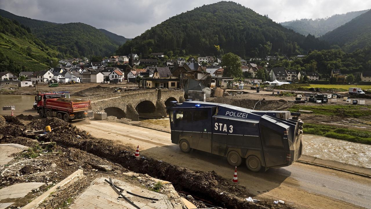 Aufräumarbeiten in Rech im Ahrtal nach der Flutkatastrophe vom Juli 2021 Aufräumarbeiten in Rech im Ahrtal nach der Flutkatastrophe vom Juli 2021