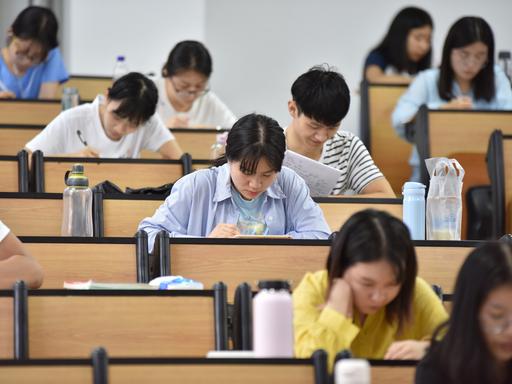 Studentinnen und Studenten lesen in China in einem Hörsaal