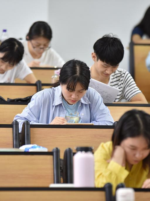 Studentinnen und Studenten lesen in China in einem Hörsaal