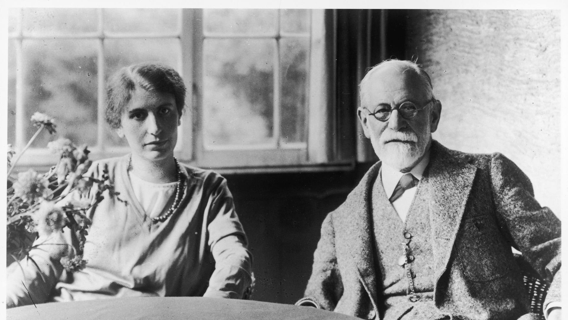 Anna Freud mit ihrem Vater Sigmund in einer Aufnahme aus dem Jahr 1928 Anna Freud mit ihrem Vater Sigmund in einer Aufnahme aus dem Jahr 1928