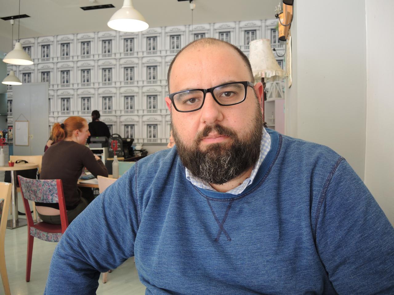 11.04.2018, Malta, Mosta: Der maltesische Blogger Manuel Delia sitzt in einem Café