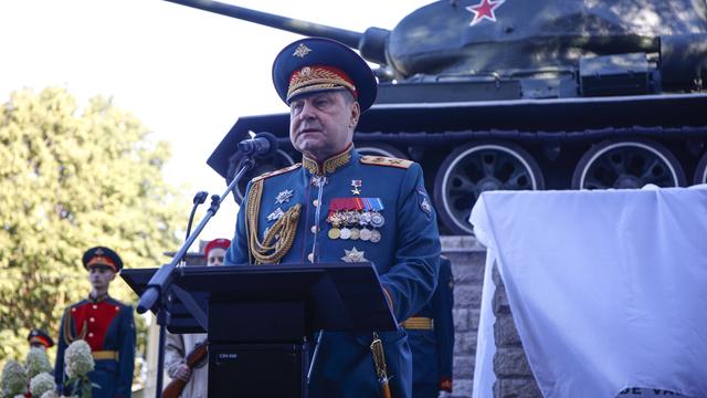 Der stellvertrende russische Verteidigungsminister Bulgakow, hier bei einer Rede am 11. September in Militäruniform vor einem Panzer, ist seines Amtes enthoben worden.