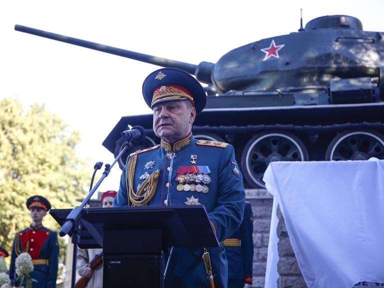 Der stellvertrende russische Verteidigungsminister Bulgakow, hier bei einer Rede am 11. September in Militäruniform vor einem Panzer, ist seines Amtes enthoben worden.