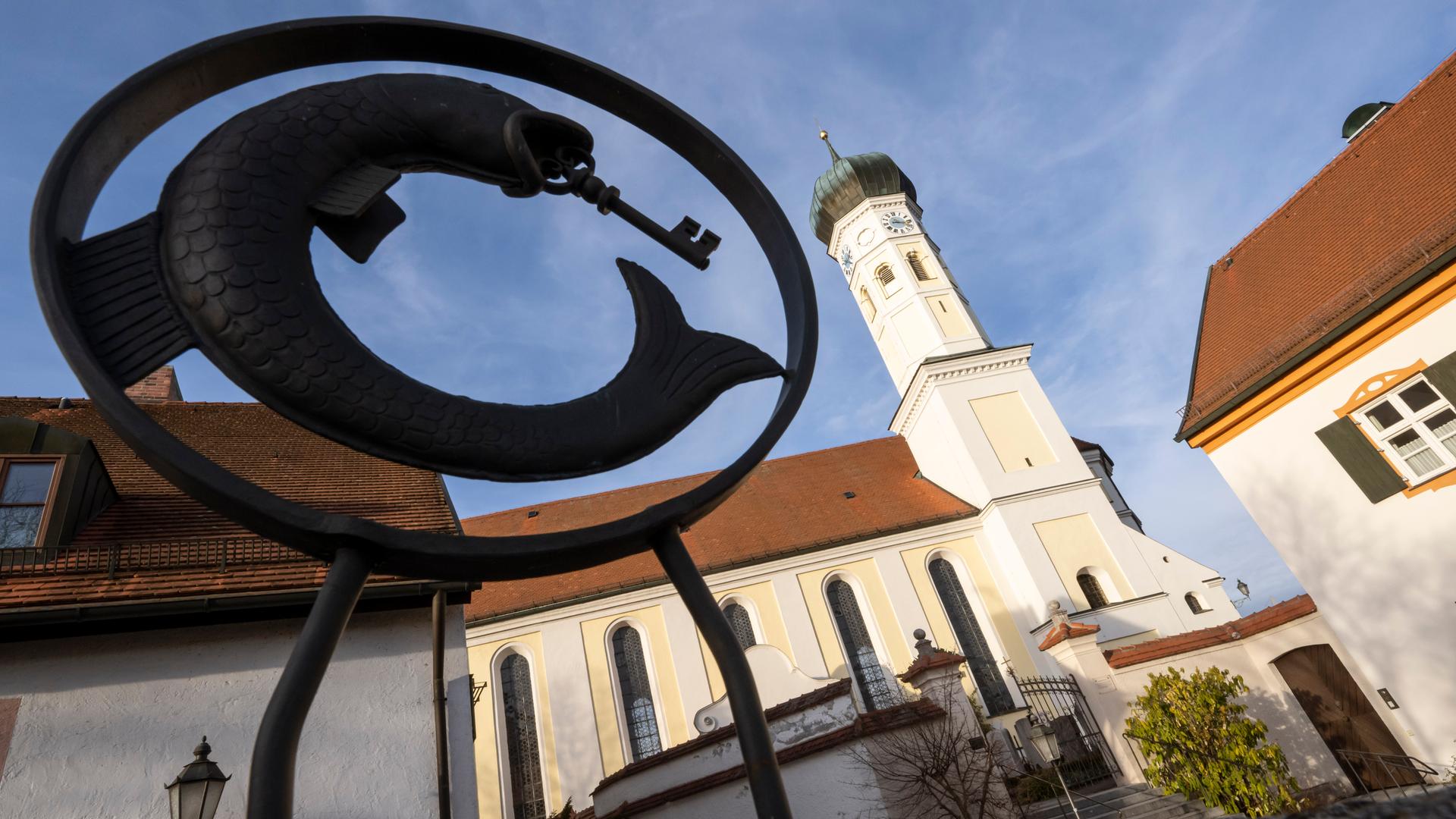 Aufnahme einer Kirche schräg von unten. Aufnahme einer Kirche schräg von unten.