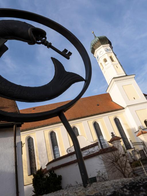 Aufnahme einer Kirche schräg von unten.