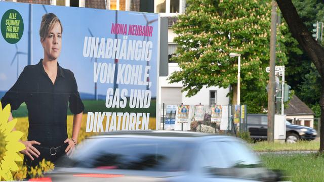 Nordrhein-Westfalen, Düsseldorf: Die Grüne Spitzenkandidatin Mona Neubaur auf einem Großplakat für die Landtagswahl in Nordrhein-Westfalen.