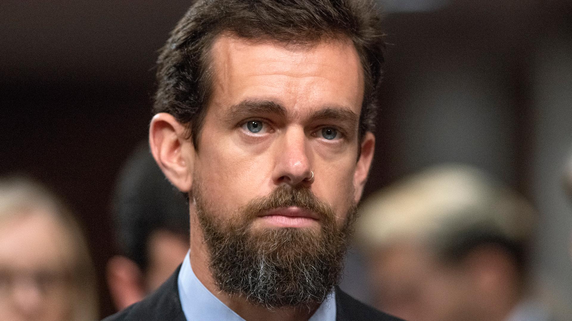 Jack Dorsey, ein Mann mit langem Bart und Nasenring, im Anzug und mit erstem Blick Jack Dorsey, ein Mann mit langem Bart und Nasenring, im Anzug und mit erstem Blick