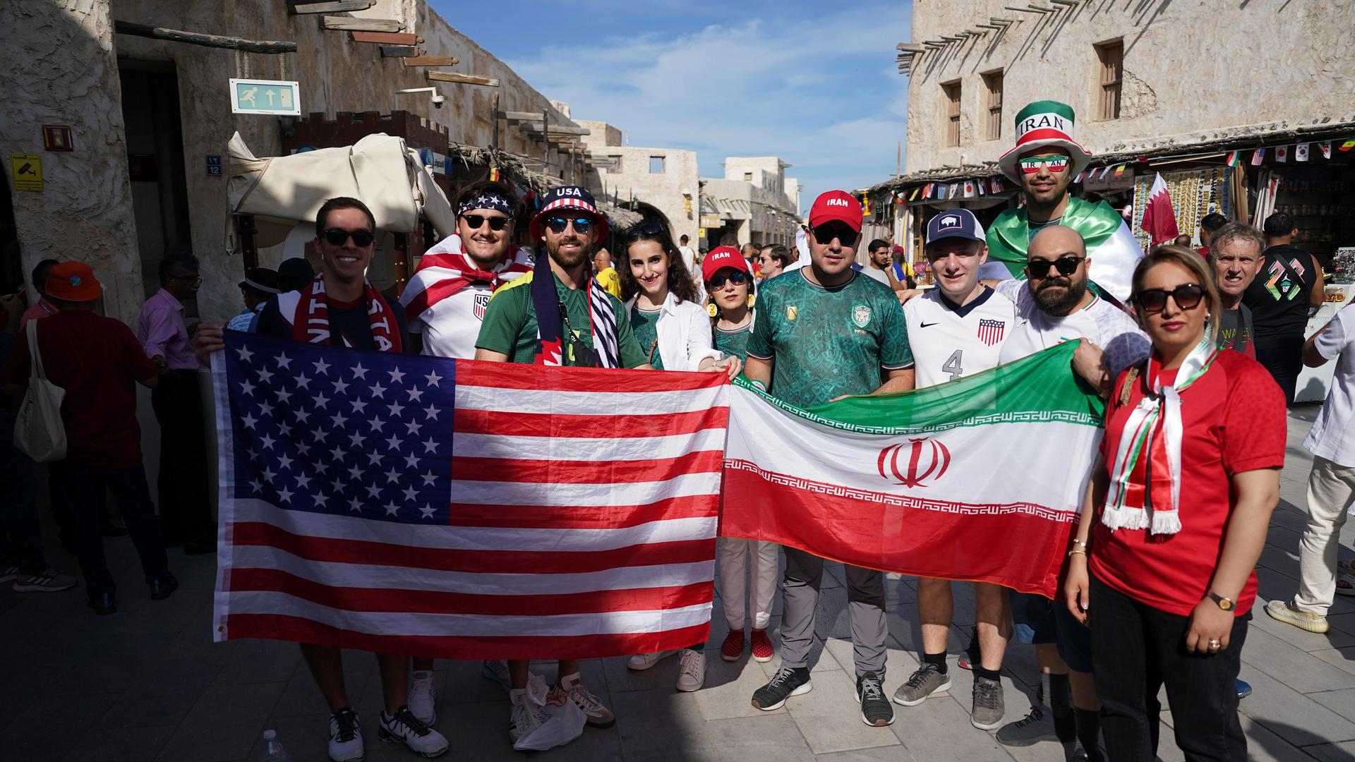Fans der USA und des Irans posieren in Doha vor ihrem WM-Aufeinandertreffen Fans der USA und des Irans posieren in Doha vor ihrem WM-Aufeinandertreffen