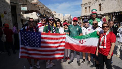 Fans der USA und des Irans posieren in Doha vor ihrem WM-Aufeinandertreffen